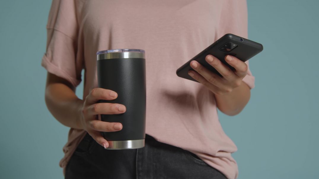 Девушка держит кружку и смартфон | The girl holds a mug and a smartphone