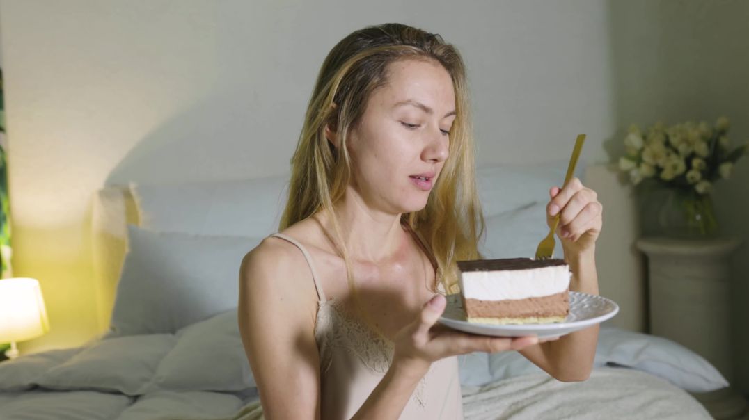 Девушка на кровати ест чизкейк, торт