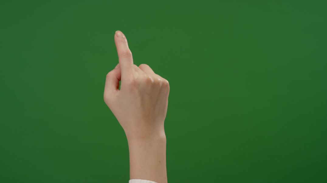Женский палец делающий листающие жесты на зелёном фоне