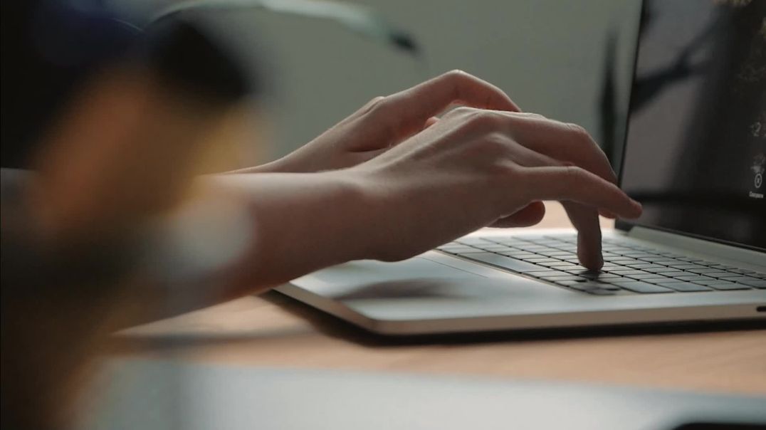 женские руки печатают на клавиатуре ноутбука