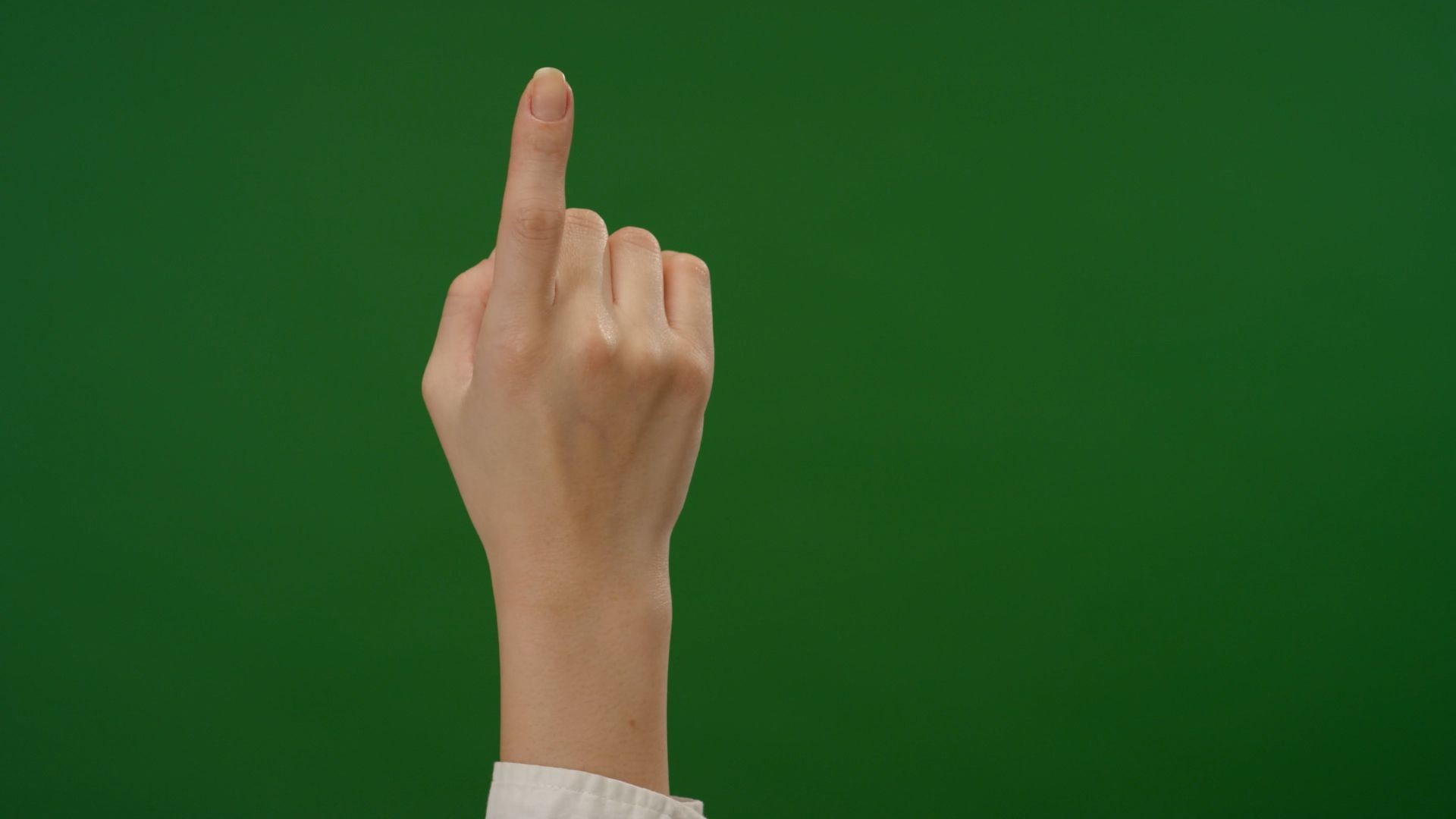 Женская рука делающая клики на зелёном фоне