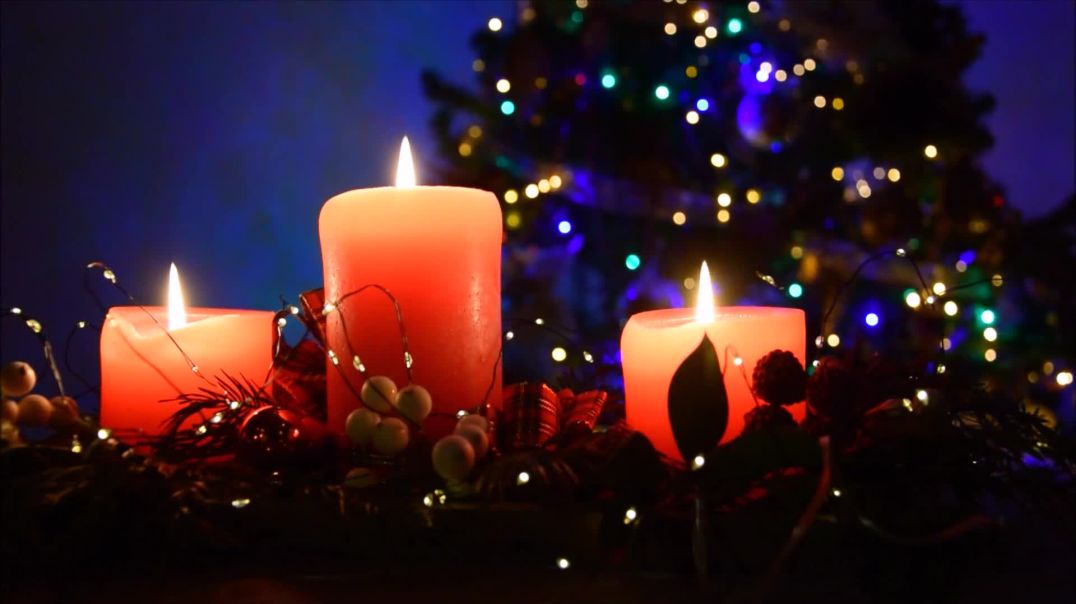 Три рождественские свечи на фоне мерцающий ели