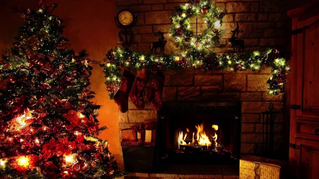 Рождественский горящий камин с украшением и ёлкой