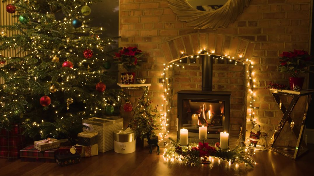Горящий камин, свечи, рождественская ёлка с подарками, гирлянды 4к