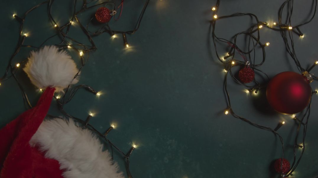 Рождественский фон, гирлянды, шапка с пумпончиком, новогодние ёлочные шары