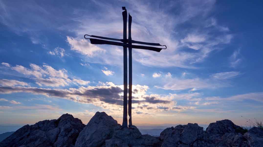 Железный крест на сколе, фон синее небо