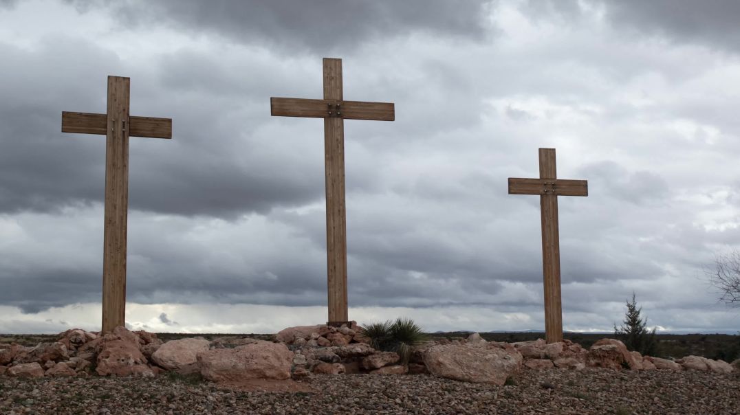 Три креста стоят на фоне плывущих облаков