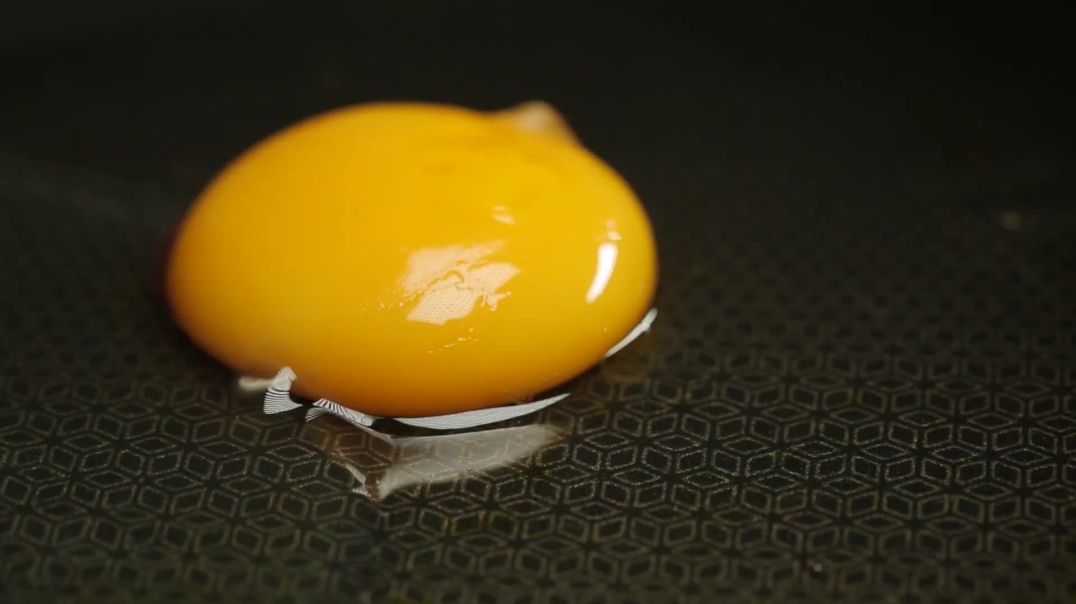 Яйцо жарится на сковороде