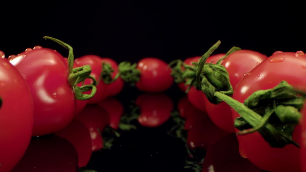 Красные помидоры, макросъёмка проходка по столу