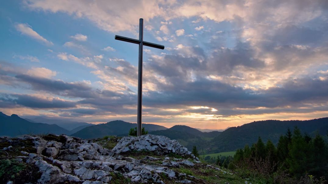 Крест на холме и на фоне неба с плывущими облаками