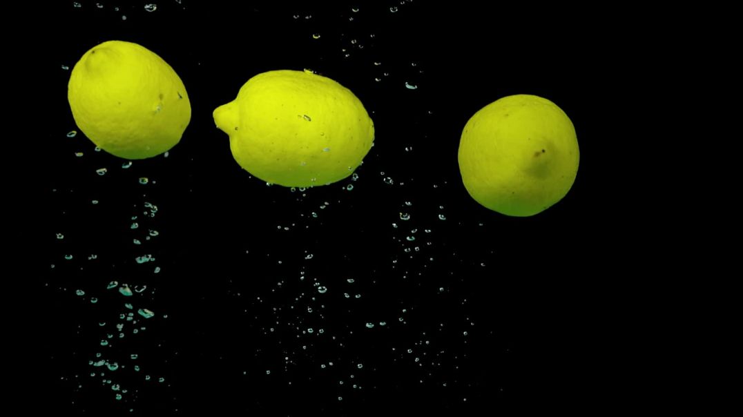 Лимоны падают в воду, замедленная съёмка