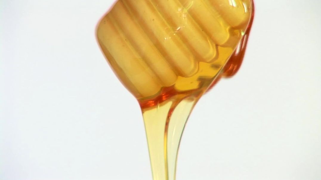 Льющийся мёд на белом фоне
