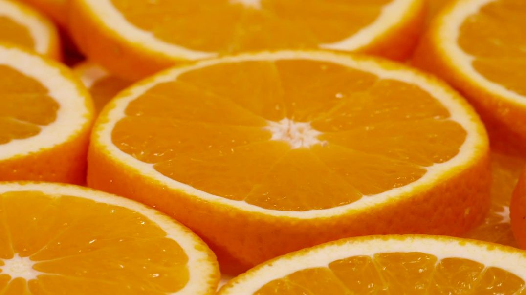 Нарезанные яркие апельсины